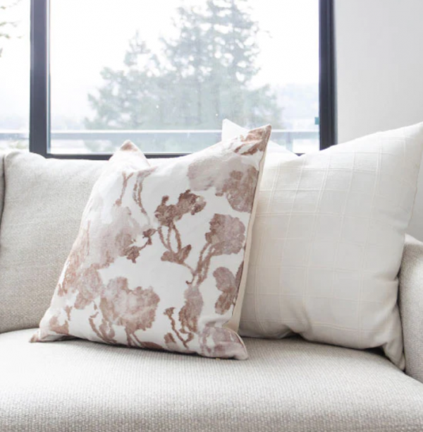 Bantal-Bantal dengan Motif Floral